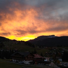 Skihotel: Sonnenuntergang mit Blick ins Schwarzwassertal - Almhof Rupp - das Genießerhotel