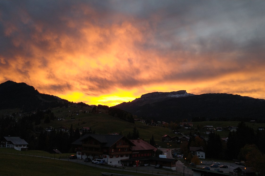 Skihotel: Sonnenuntergang mit Blick ins Schwarzwassertal - Almhof Rupp - das Genießerhotel