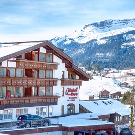 Skihotel: Ansicht Hotel Eingangsseite(Ost) mit Ifen im Hintergrund - Almhof Rupp - das Genießerhotel