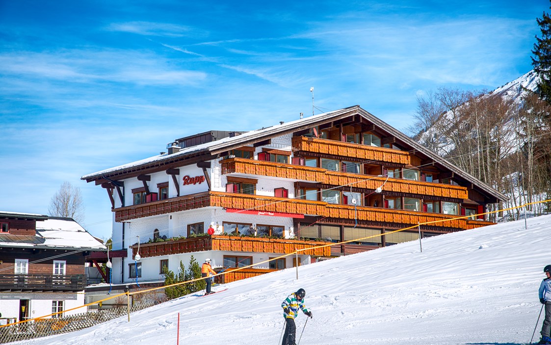 Skihotel: Ansicht Hotel Südseite zum Ideallift hin - Der Almhof - das Genießerhotel