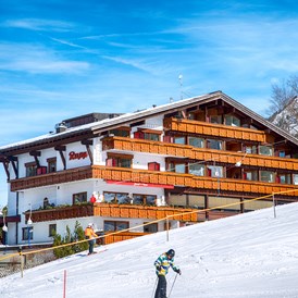 Skihotel: Ansicht Hotel Südseite zum Ideallift hin - Der Almhof - das Genießerhotel
