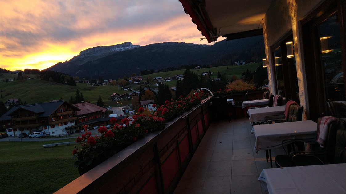 Skihotel: Blick von unserer Terrasse auf den Hohen Ifen - Der Almhof - das Genießerhotel