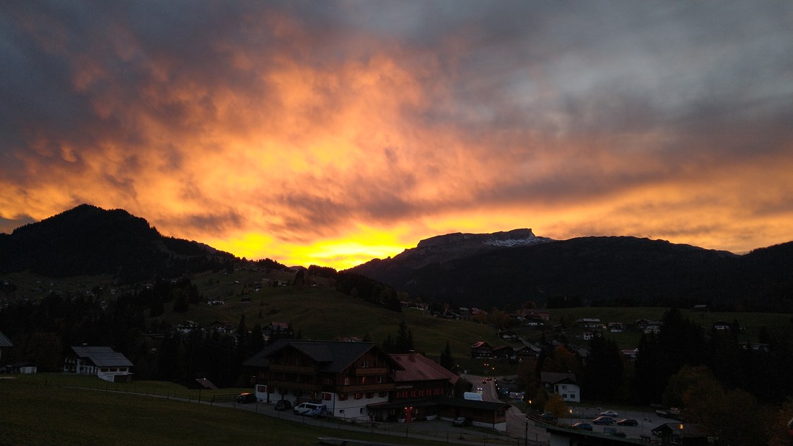 Skihotel: Sonnenuntergang mit Blick ins Schwarzwassertal - Der Almhof - das Genießerhotel