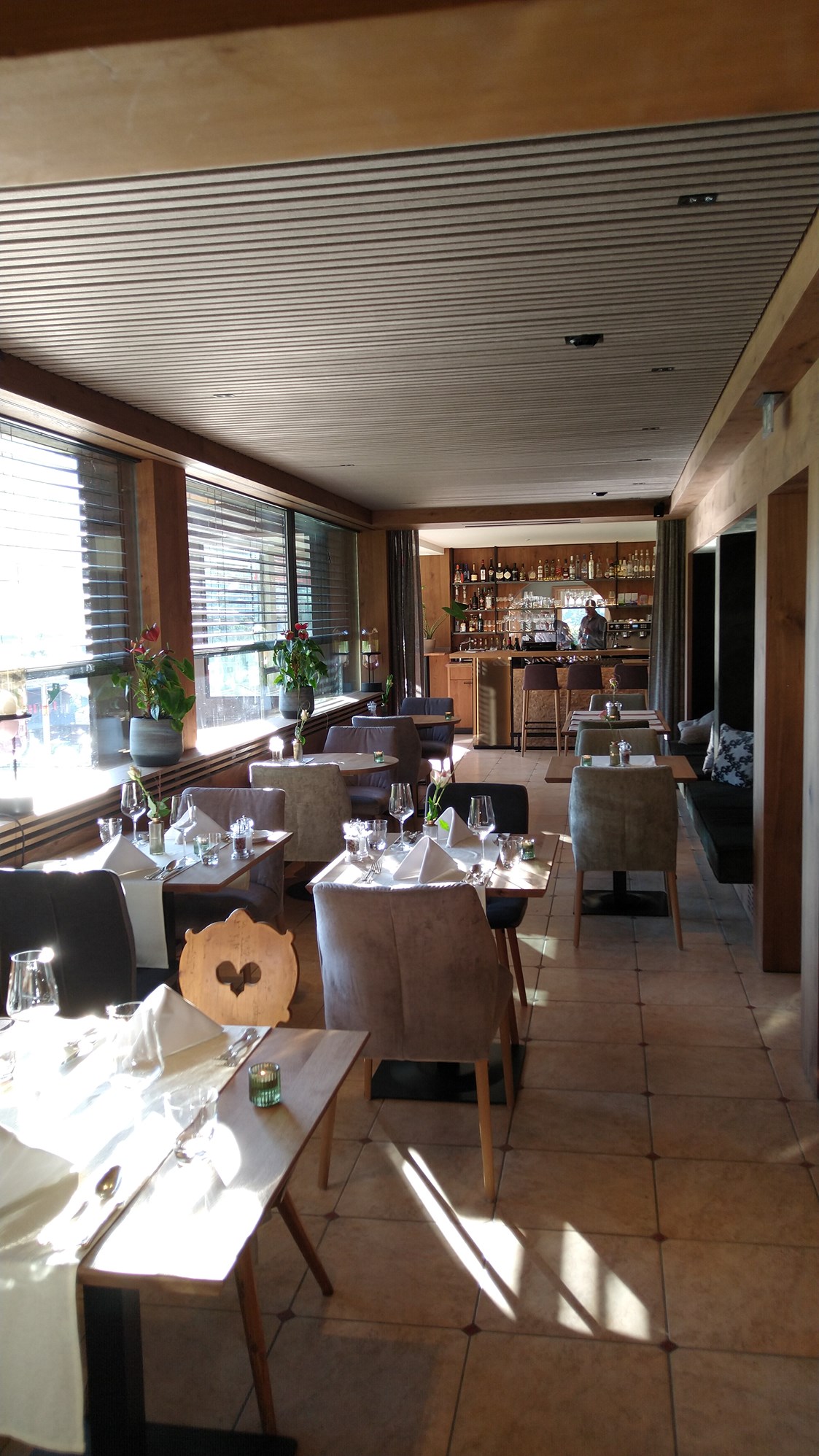 Skihotel: Restaurant "Ausblick 83" mit Blick auf die Hotelbar - Der Almhof - das Genießerhotel