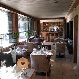 Skihotel: Restaurant "Ausblick 83" mit Blick auf die Hotelbar - Der Almhof - das Genießerhotel