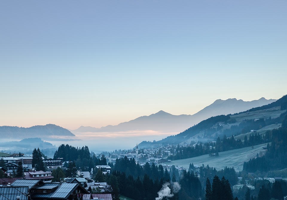 Skihotel: Blick aus dem Tal im Winter Richtung Allgäu - Der Almhof - das Genießerhotel