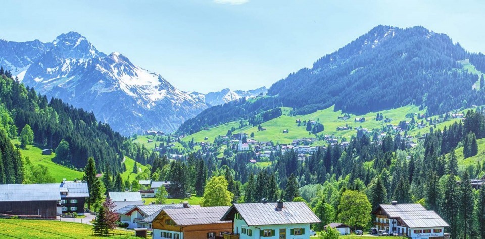 Skihotel: Blick von unserer Terrasse taleinwärts im Sommer - Der Almhof - das Genießerhotel