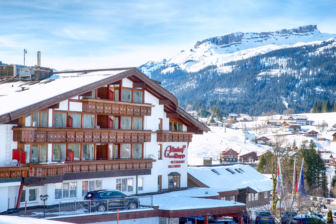 Skihotel: Ansicht Hotel Eingangsseite(Ost) mit Ifen im Hintergrund - Der Almhof - das Genießerhotel