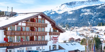 Hotels an der Piste - Skigebiet Oberstdorf Kleinwalsertal - Ansicht Hotel Eingangsseite(Ost) mit Ifen im Hintergrund - Der Almhof - das Genießerhotel