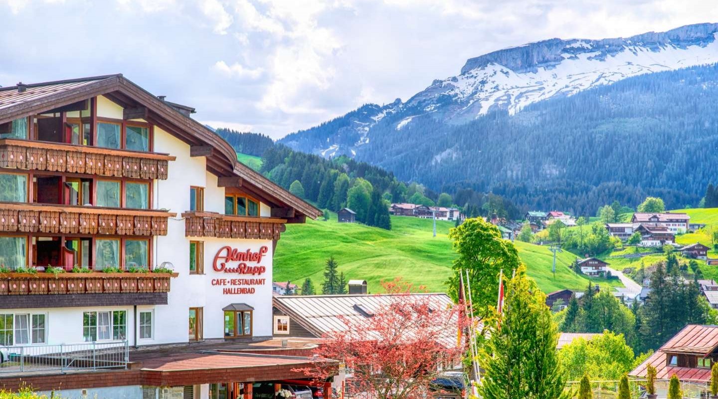 Hotels an der Piste - Rodeln - Österreich - Ansicht Eingangsseite8Ost) mit Ifen - Ski- und Aktivhotel Almhof Rupp