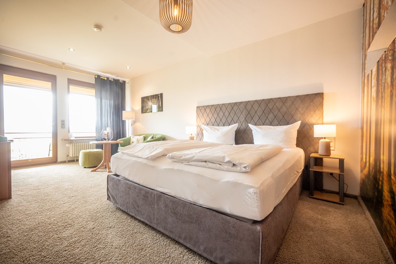 Bergseele Privat- & Retreathotel Schwarzwald Zimmerkategorien Deluxe Doppelzimmer mit Balkon und ZUgang zum SPA
