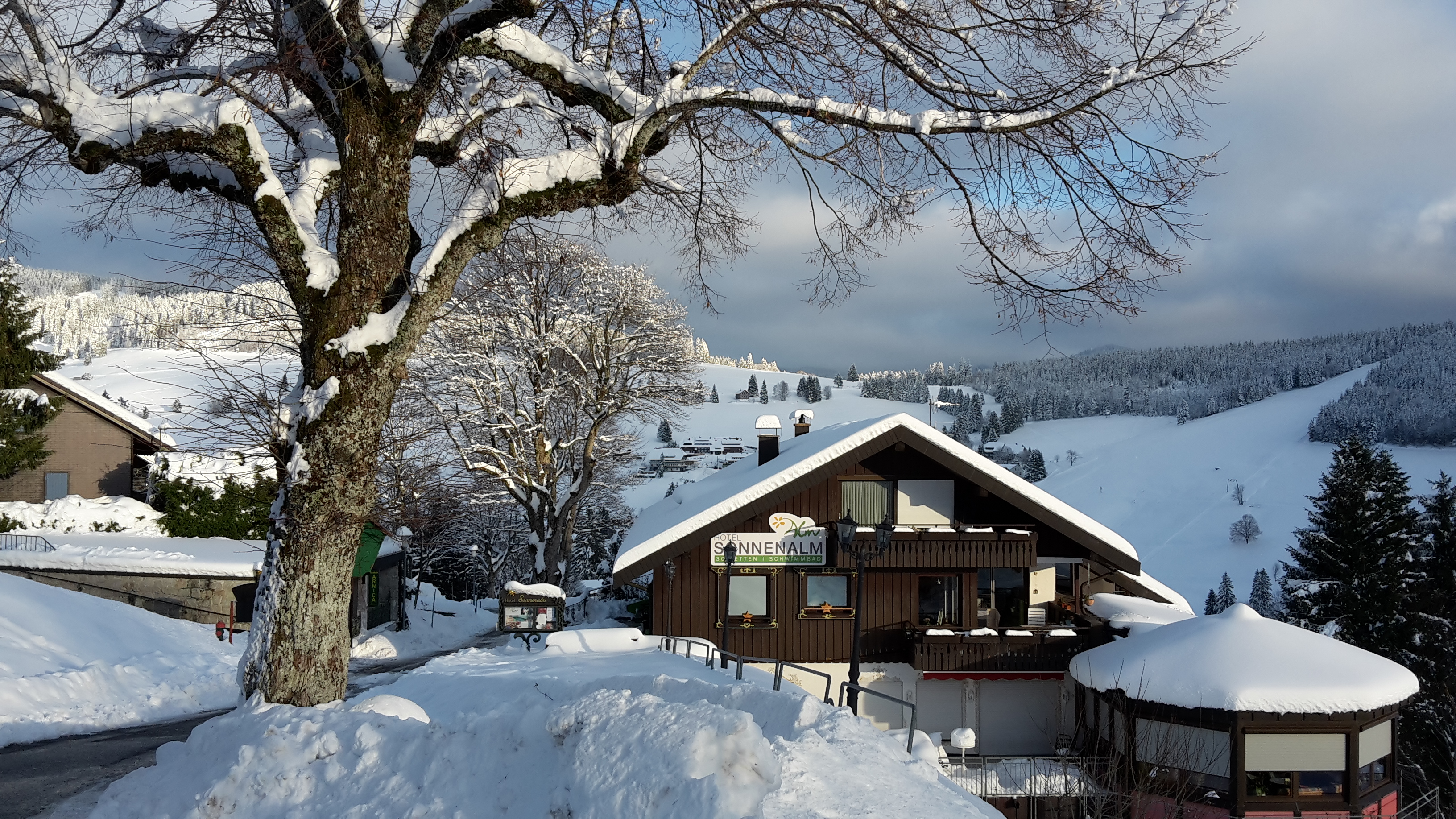 Hotels an der Piste - Deutschland - Panorama Lodge Sonnenalm mit Blick zur Fatima Kapelle - Bergseele Privat- & Retreathotel Schwarzwald