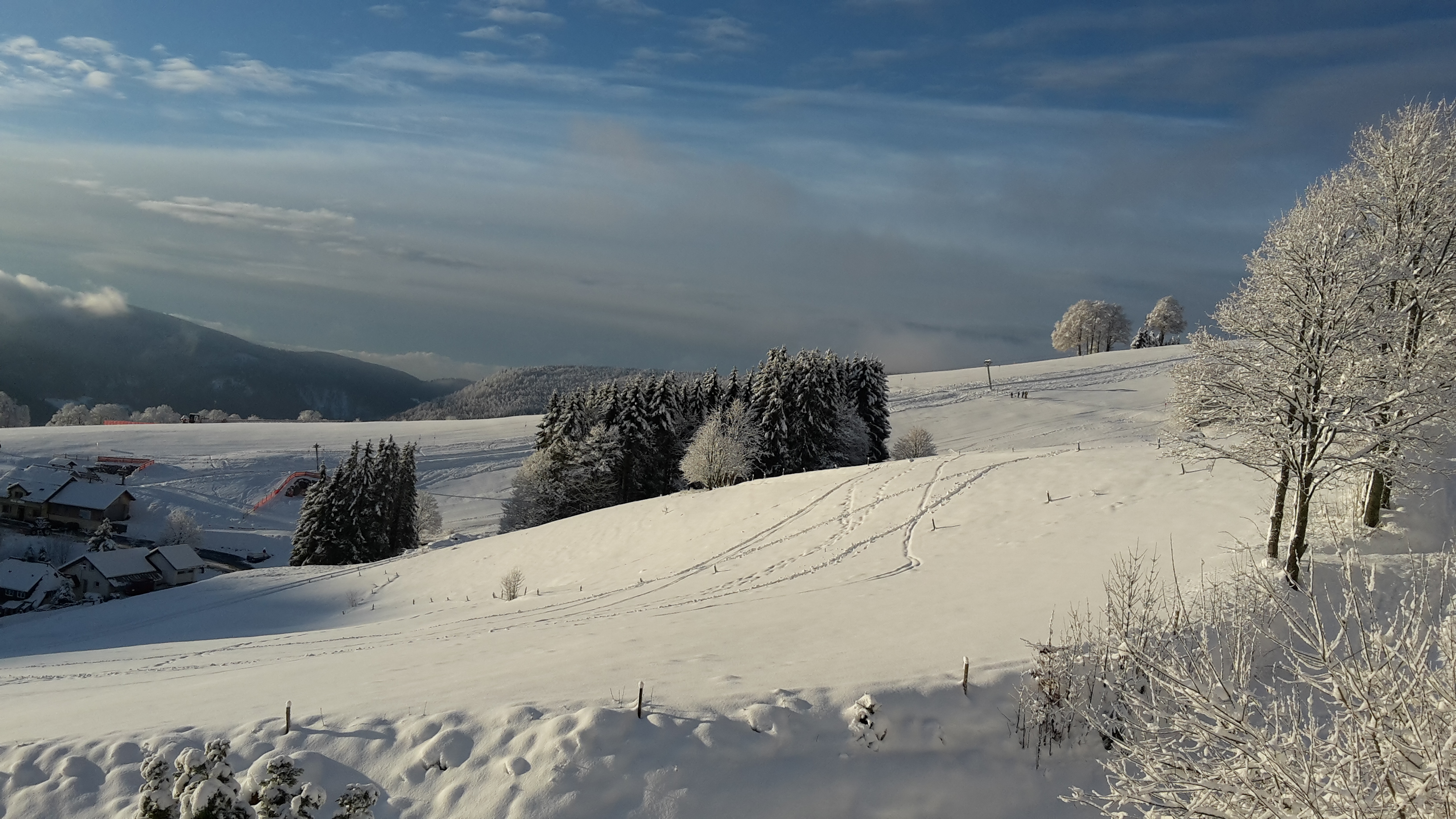 Skihotel: Blick Richtung Alpen mit dem Bucklift im Vordergrund  - Bergseele Privat- & Retreathotel Schwarzwald