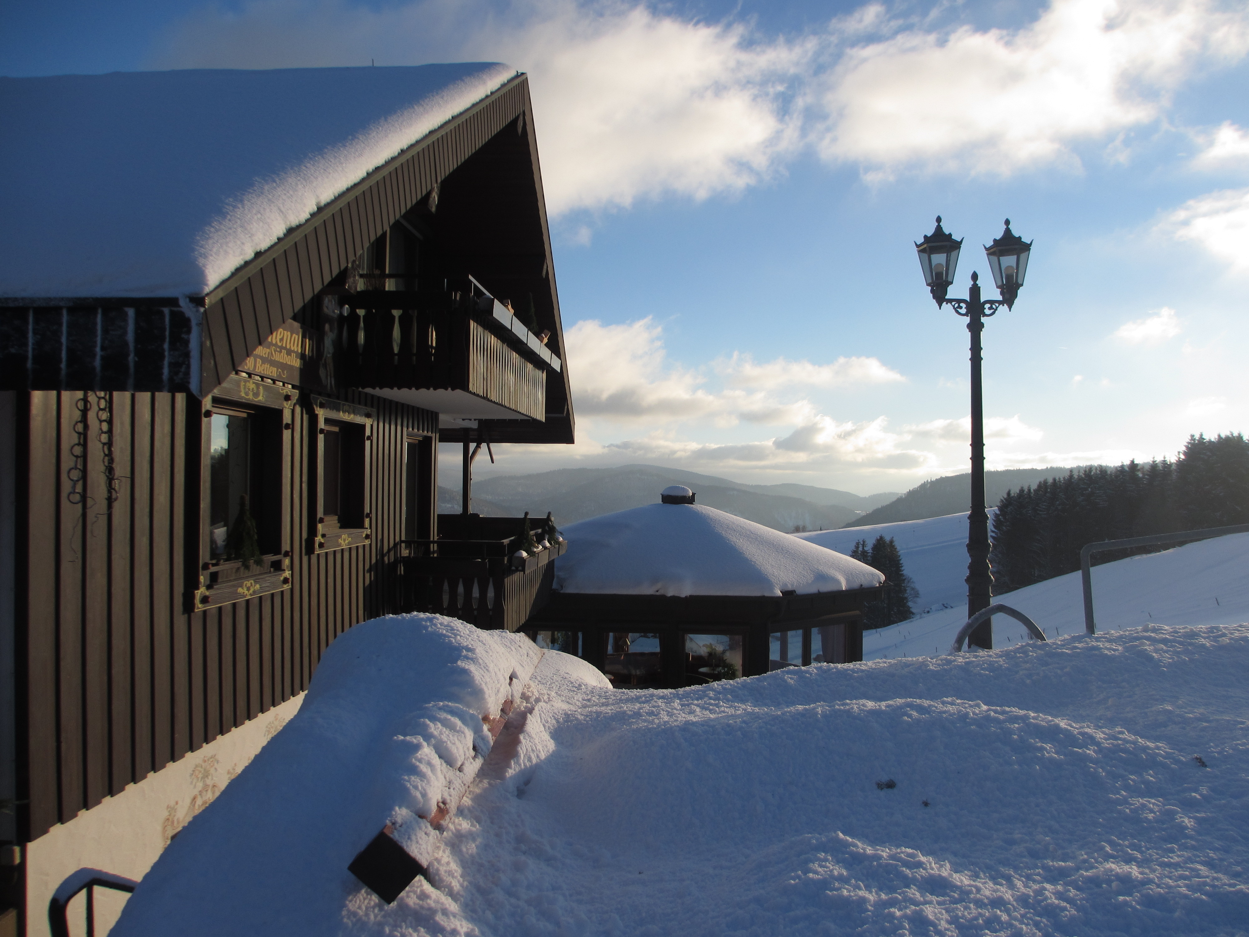 Skihotel: Panorama Lodge Sonnenalm im Winter mit Blick nach Süden zu den Alpen - Bergseele Privat- & Retreathotel Schwarzwald