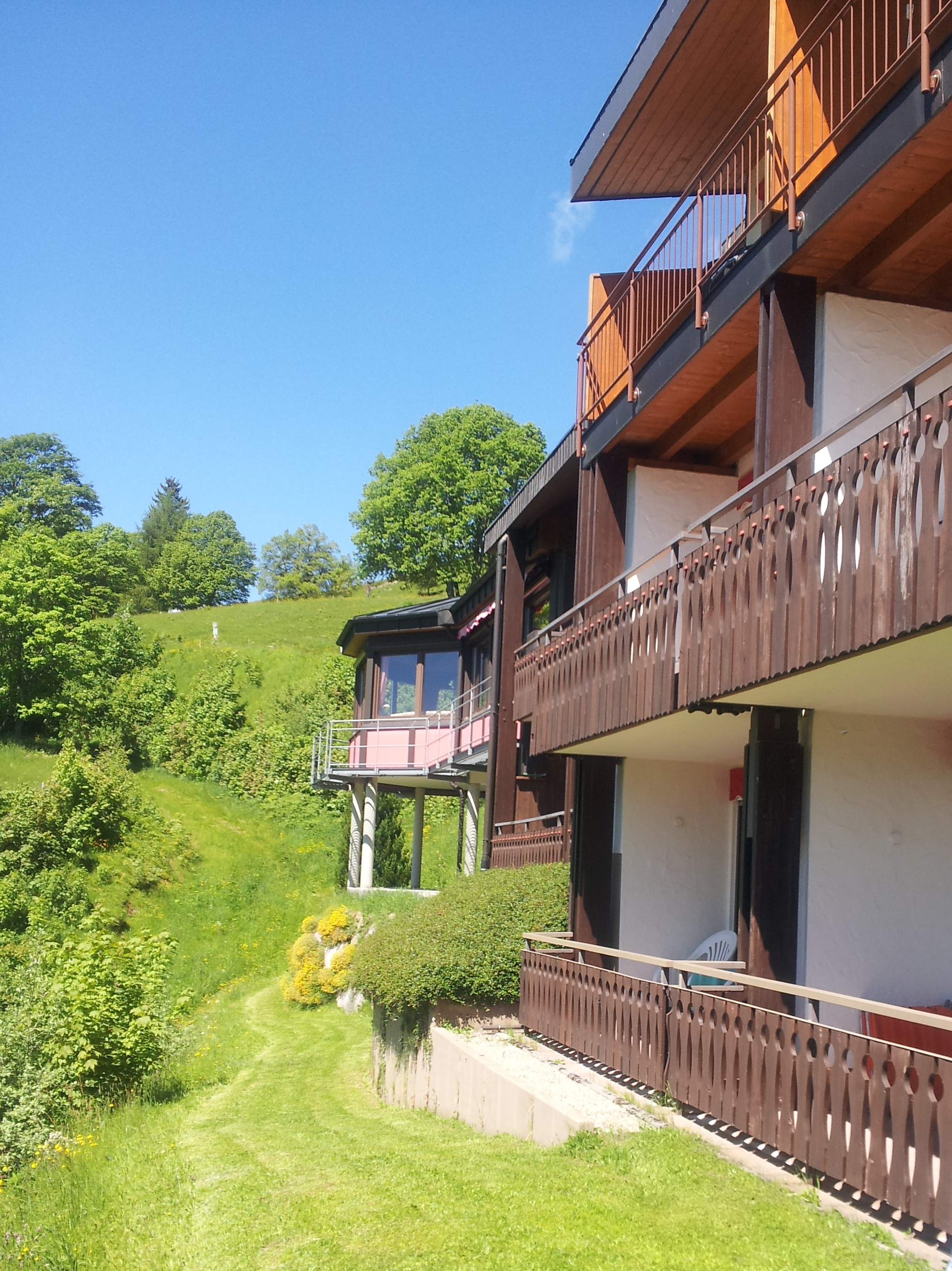 Skihotel: Vorderseite (Südseite) Panorama Lodge Sonnenalm mit Blick zum Horn - Bergseele Privat- & Retreathotel Schwarzwald