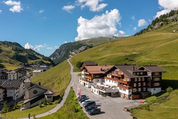 Skihotel: Lage im Sommer - direkt an den Wanderwegen im Wandergebiet - Hotel Enzian