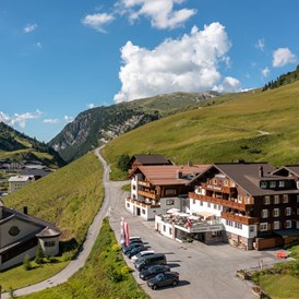 Skihotel: Lage im Sommer - direkt an den Wanderwegen im Wandergebiet - Hotel Enzian