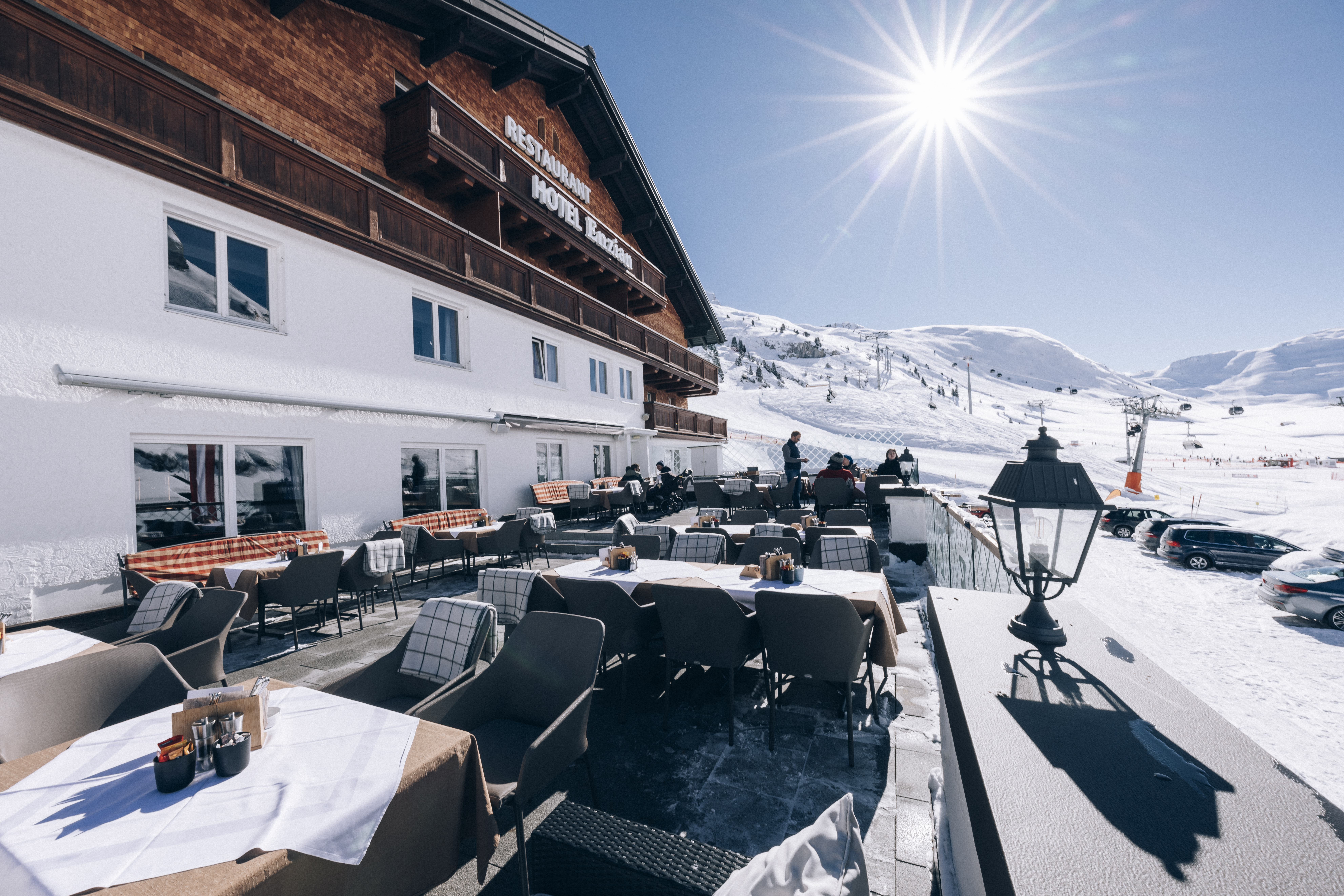 Skihotel: Lage im Winter - Sonnenterrasse - Hotel Enzian