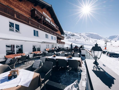 Hotels an der Piste - Mellau - Lage im Winter - Sonnenterrasse - Hotel Enzian