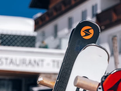 Hotels an der Piste - Mellau - Lage im Winter - direkt an der Skipiste - skis on and go - Hotel Enzian