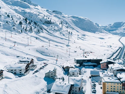 Hotels an der Piste - Mellau - Lage im Winter - an der Sonnenseite von Zürs, direkt an der Skipiste - Hotel Enzian