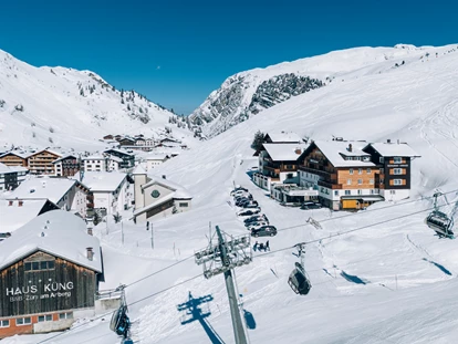 Hotels an der Piste - Mellau - Lage im Winter - an der Sonnenseite von Zürs, direkt an der Skipiste - Hotel Enzian