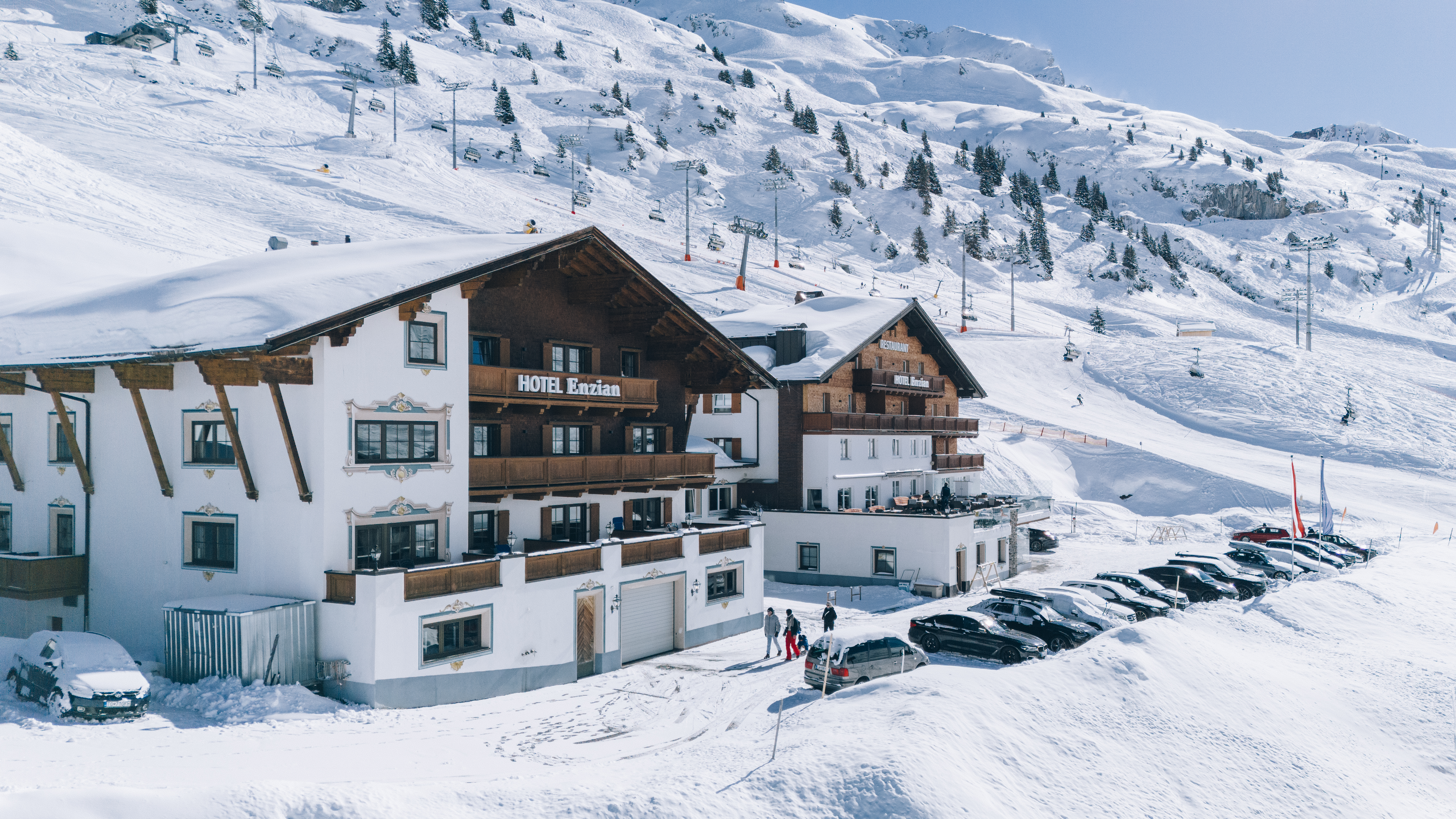 Hotels an der Piste - Verpflegung: Halbpension - Lage im Winter - an der Sonnenseite von Zürs, direkt an der Skipiste - Hotel Enzian