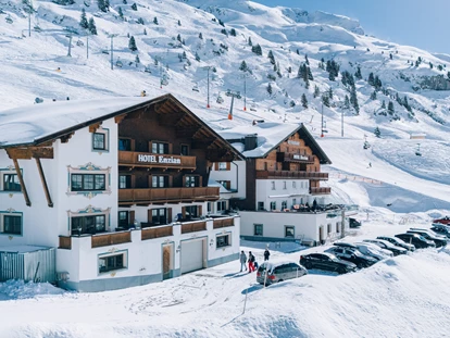 Hotels an der Piste - Mellau - Lage im Winter - an der Sonnenseite von Zürs, direkt an der Skipiste - Hotel Enzian