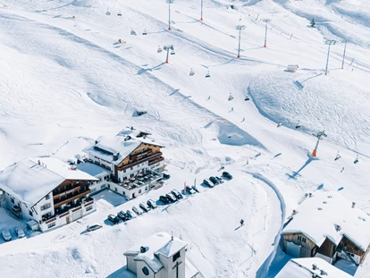 Hotels an der Piste - Mellau - Lage im Winter - an der Sonnenseite von Zürs, direkt an der Skipiste - Hotel Enzian