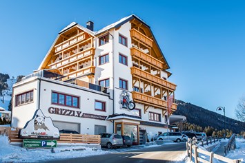 Skihotel: Hotel-Außenansicht - Grizzly Sport & Motorrad Resort