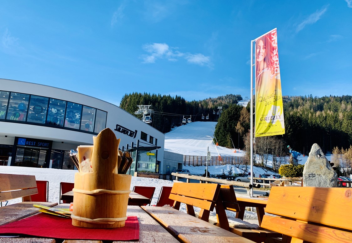 Skihotel: Sonnenterrasse mit Pistenblick - Grizzly Sport & Motorrad Resort