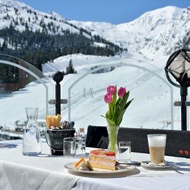 Skihotel: Auf der Sonnenterrasse einen leckeren hausgemachten Kuchen genießen. - ****Hotel Almhof