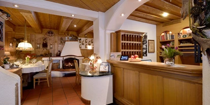 Hotels an der Piste - Skiraum: vorhanden - Rohrberg (Rohrberg) - Rezeption & Kaminstube - ****Hotel Almhof