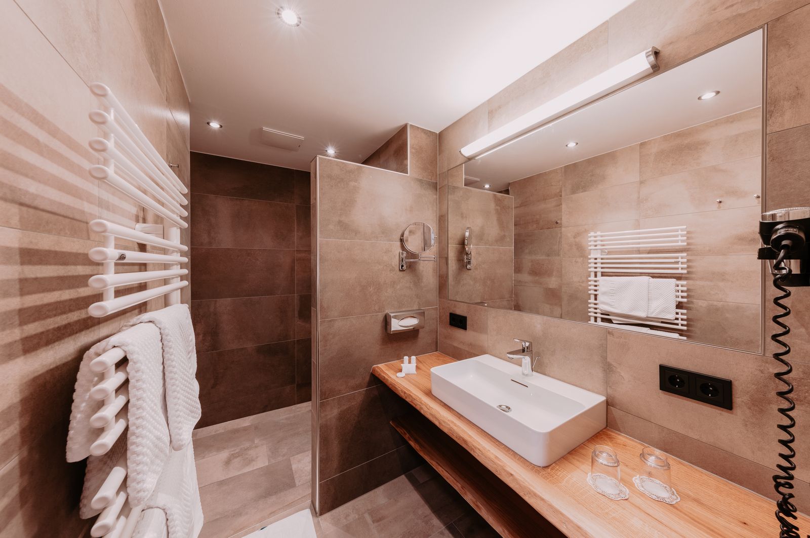 Skihotel: Badezimmer Familiensuite Planai - Hotel Schröckerhof