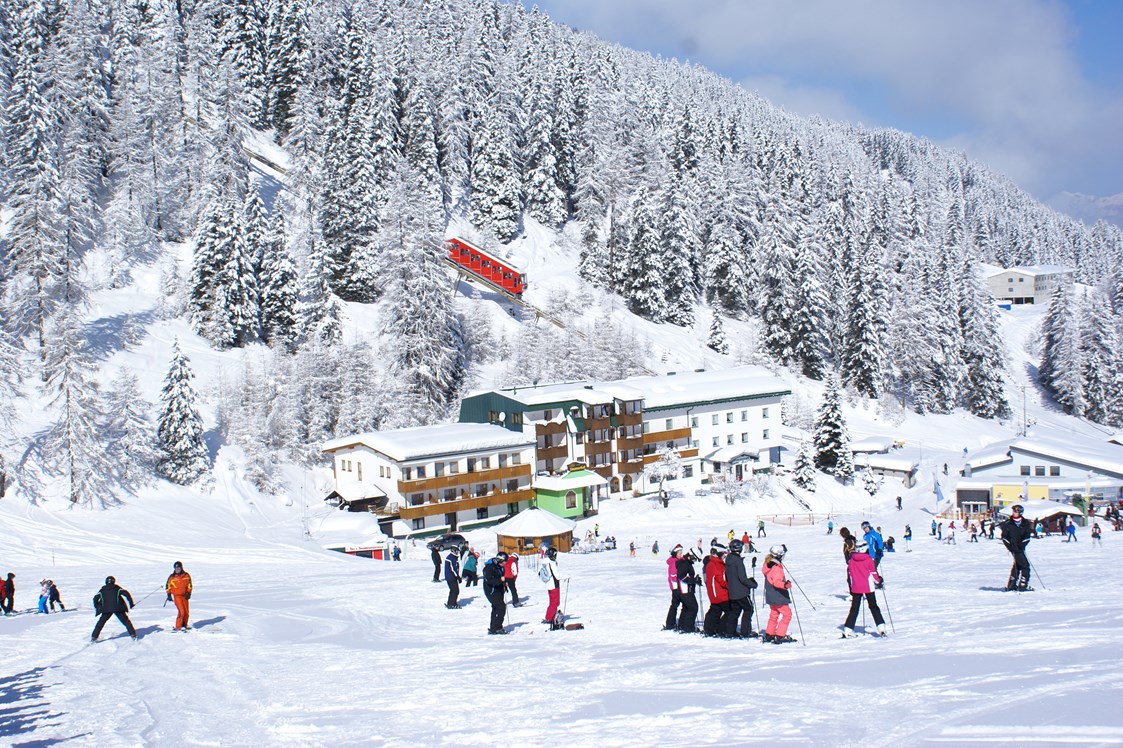 Skihotel: Mit den Schiern bis vor den Schiraum fahren - Hotel Lizumerhof