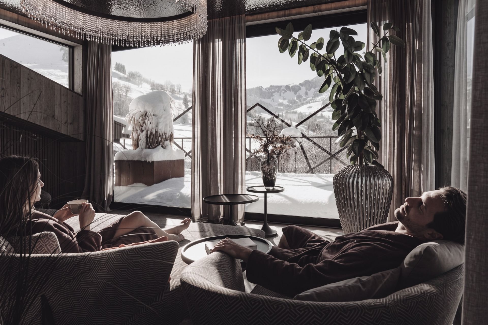 Hotels an der Piste - Entspannte Auszeit zu zweit in der HOCHKÖNIGIN in Maria Alm am Hochkönig mit gemütlichem Ruhebereich und Blick auf die verschneite Winterlandschaft. - die HOCHKÖNIGIN - Mountain Resort