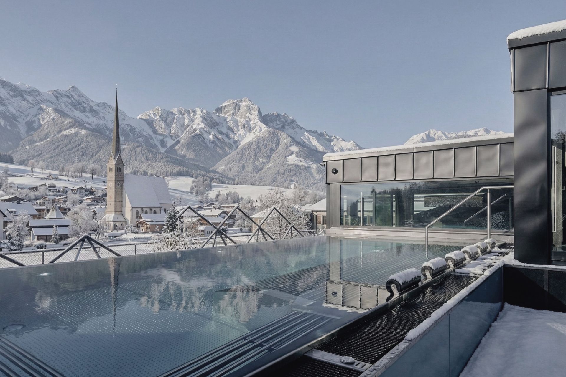 Hotels an der Piste - Relaxpool im TIARA SPA – Adults Only der HOCHKÖNIGIN mit Winterpanorama über Maria Alm und Blick auf das verschneite Steinerne Meer. - die HOCHKÖNIGIN - Mountain Resort