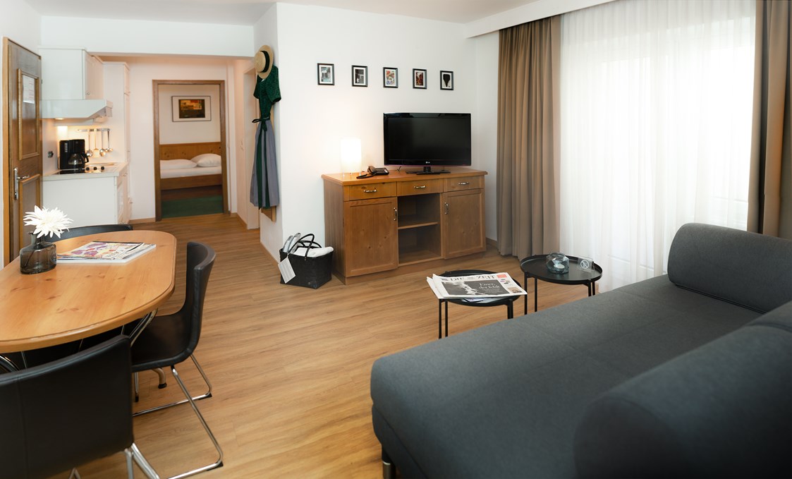 Skihotel: Wohnzimmer mit Blick zu Küche und Kinderzimmer - The RESI Apartments "mit Mehrwert"