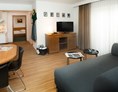 Skihotel: Wohnzimmer mit Blick zu Küche und Kinderzimmer - The RESI Apartments "mit Mehrwert"