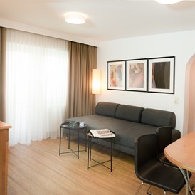 Skihotel: Wohnzimmer mit Blick ins Schlafzimmer - The RESI Apartments "mit Mehrwert"