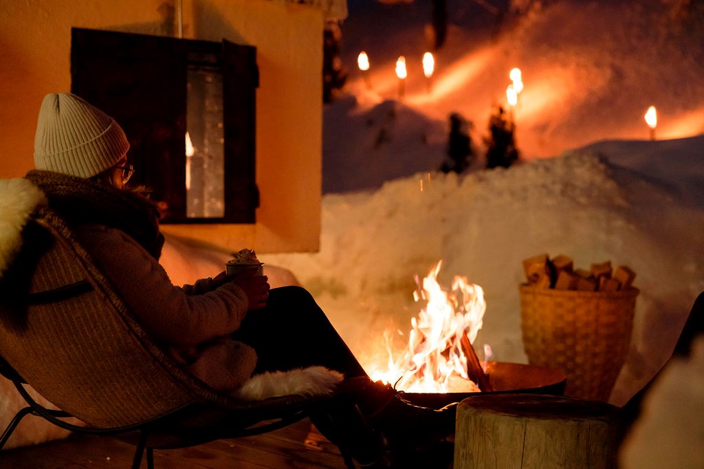 Skihotel: Abendliche Winterromantik bei Glühwein und Feuerschale an der Rückseite des Hauses - The RESI Apartments "mit Mehrwert"