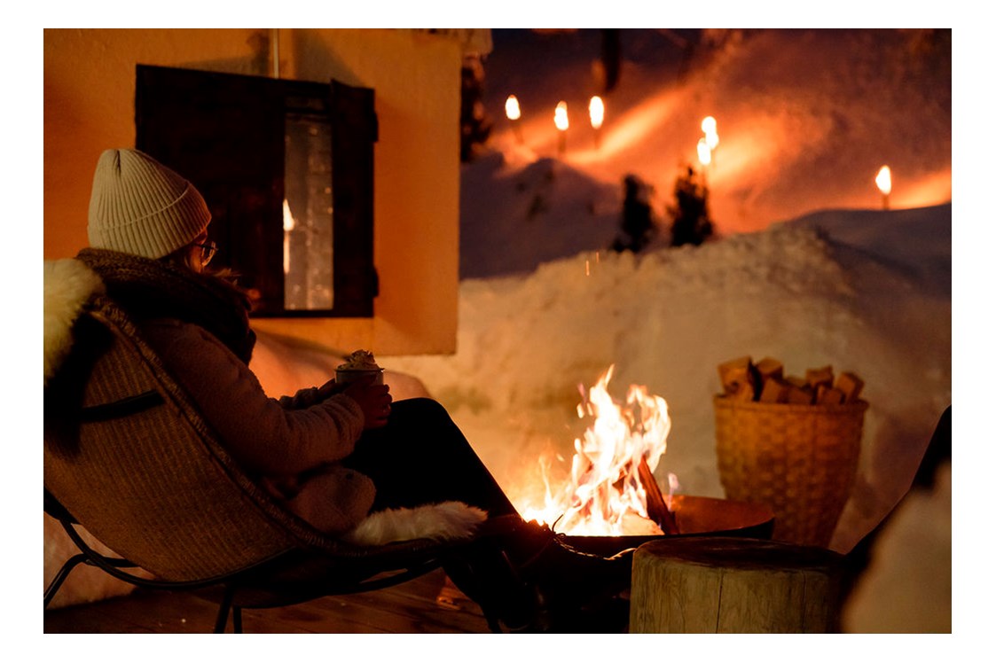 Skihotel: Abendliche Winterromantik bei Glühwein und Feuerschale an der Rückseite des Hauses - The RESI Apartments "mit Mehrwert"