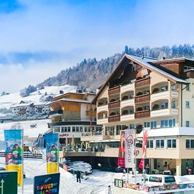Skihotel: Aussenansicht Winter - Das Hotel liegt direkt neben der Seilbahnstation und Skipiste in Ladis. - Romantik & Spa Alpen-Herz