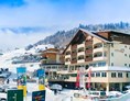 Skihotel: Aussenansicht Winter - Das Hotel liegt direkt neben der Seilbahnstation und Skipiste in Ladis. - Romantik & Spa Alpen-Herz