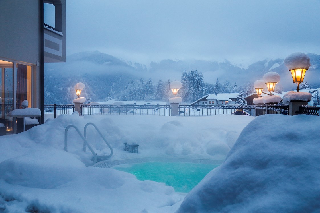 Skihotel: Outdoor Whirlpool im Winter - Romantik & Spa Alpen-Herz