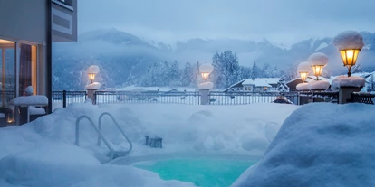 Hotels an der Piste - Sauna - Kappl (Kappl) - Outdoor Whirlpool im Winter - Romantik & Spa Alpen-Herz