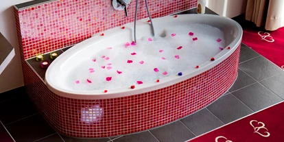 Hotels an der Piste - Sauna - Kappl (Kappl) - Badwanne in der Galerie-Suite - Romantik & Spa Alpen-Herz