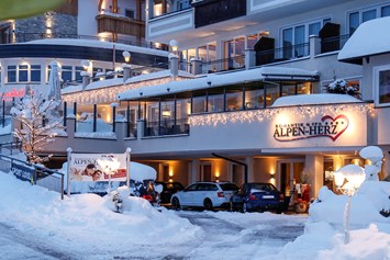Skihotel: Hoteleingang - Romantik & Spa Alpen-Herz