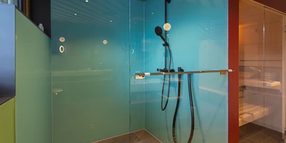 Hotels an der Piste - PLZ 6881 (Österreich) - Hubertus Lodes
großzügiges Bad mit eigener Sauna - Hubertushof Wohlfühlhotel