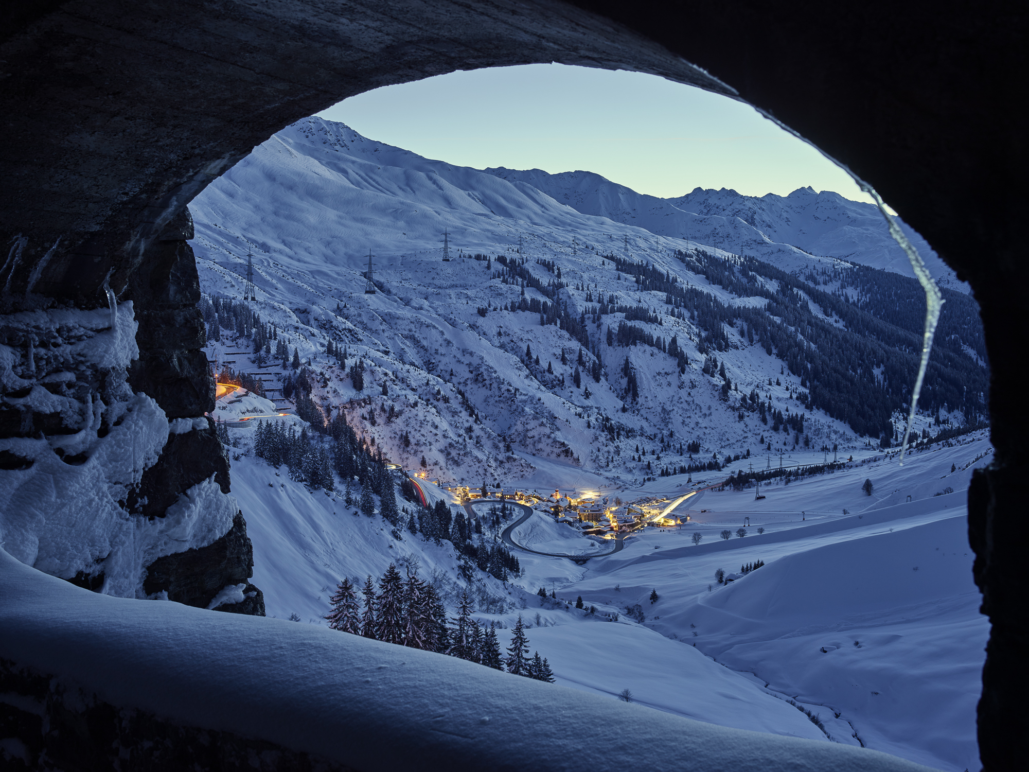 Skihotel: Blaue Stunde - Flexenstraße mit Blick nach Stuben  - Hubertushof Wohlfühlhotel